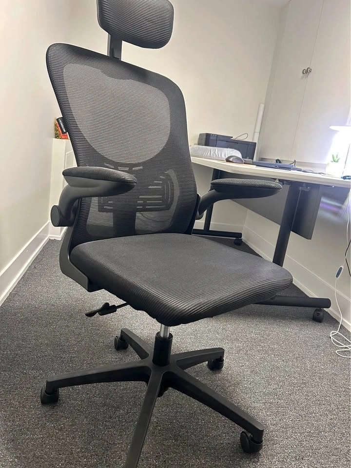 Black like new Ergonomic Mesh Office Chair