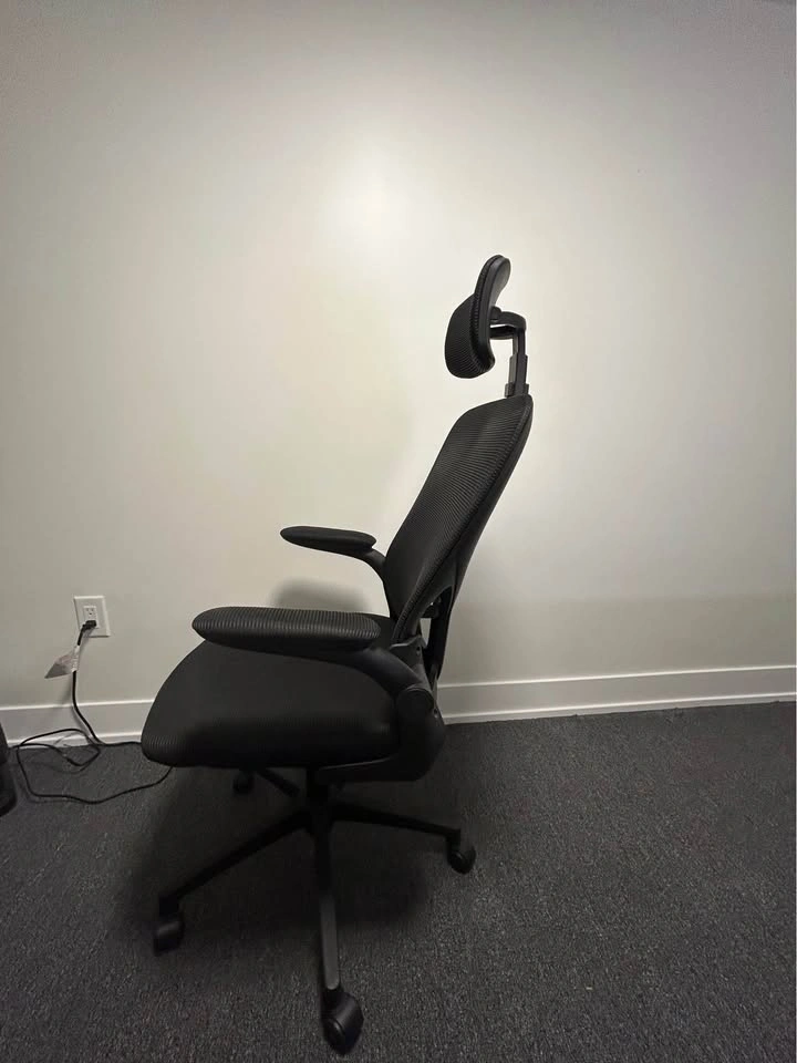 Black like new Ergonomic Mesh Office Chair - photo 2
