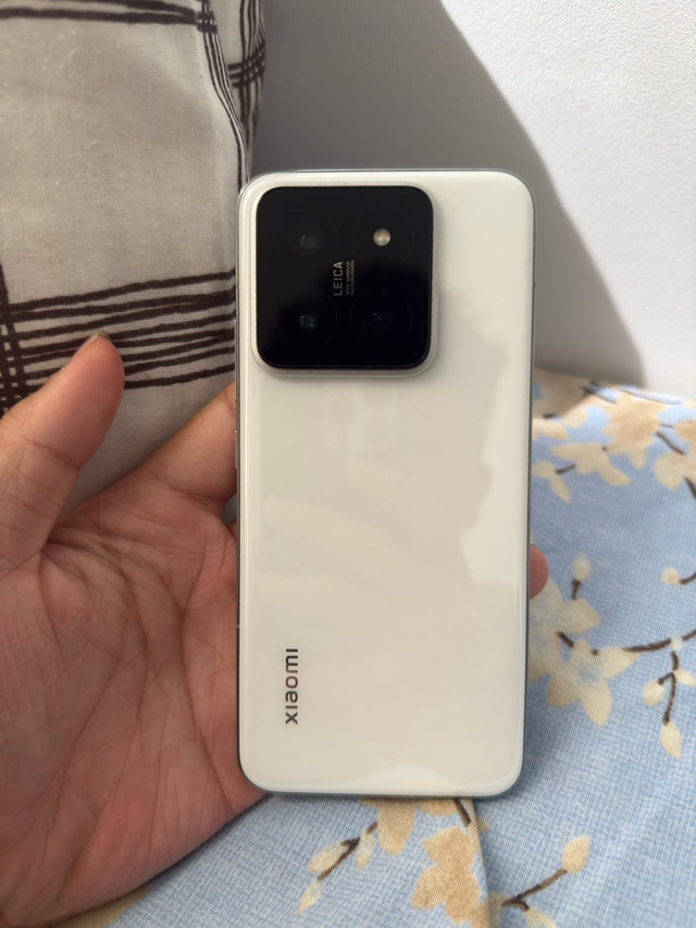 Xiaomi 14 with charger included