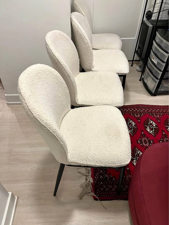 Dining Table with 4 White Boucle Chairs