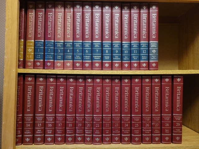 Encyclopaedia Britannica 32-Volume Set with Bookcase – Excellent - photo 2