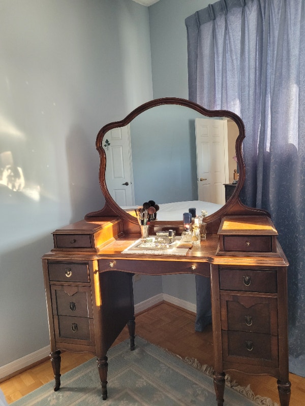 Antique Victorian Vanity with Mirror – Elegant & Timeless