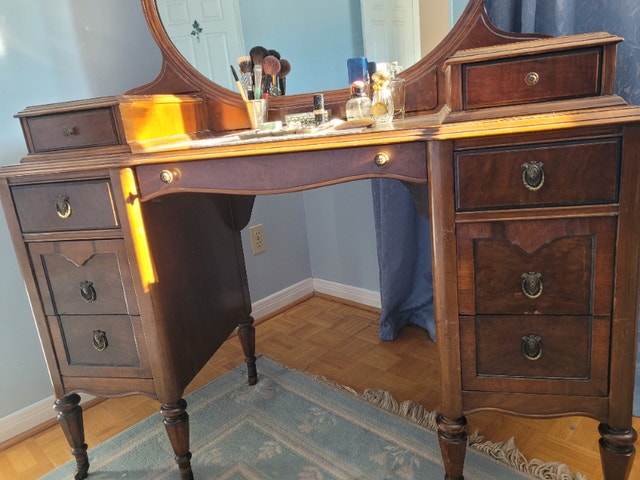 Antique Victorian Vanity with Mirror – Elegant & Timeless - photo 2