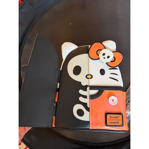 Hello Kitty Loungefly Halloween Backpack & Keychain NYCC 2024 - photo 2