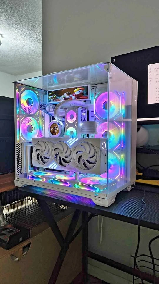 Custom white gaming PC 5070Ti / 9850x3d / 32gb ddr5