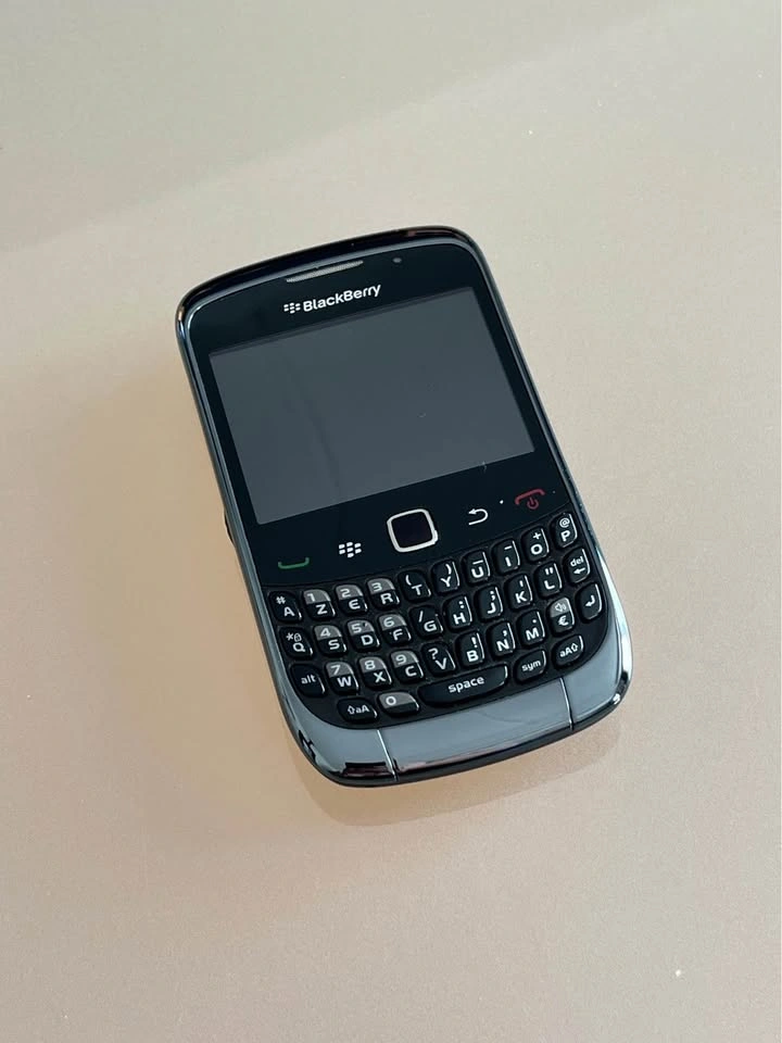 BlackBerry Curve 9300 – Like New – Original Box & Accessories - photo 2