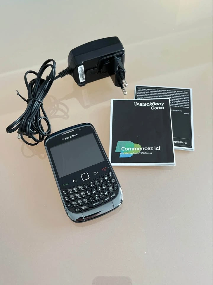 BlackBerry Curve 9300 – Like New – Original Box & Accessories - photo 4