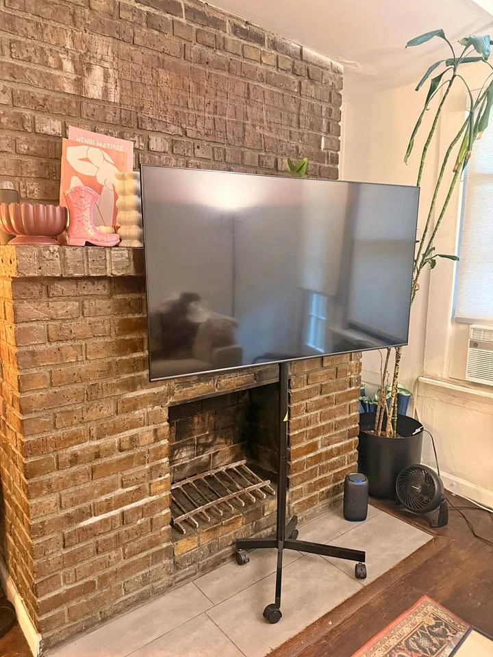SAMSUNG 55" QLED TV with Mobile Rolling Stand