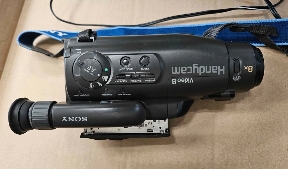 Sony Handycam CCD-FX310 Video 8 Camcorder w/ AC-V35 Adapter - photo 2