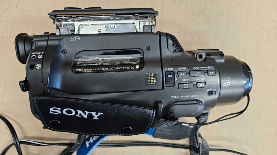 Sony Handycam CCD-FX310 Video 8 Camcorder w/ AC-V35 Adapter - photo 3