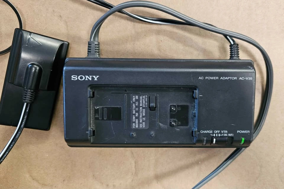Sony Handycam CCD-FX310 Video 8 Camcorder w/ AC-V35 Adapter - photo 5