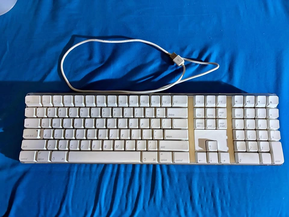 Apple A1048 Keyboard
