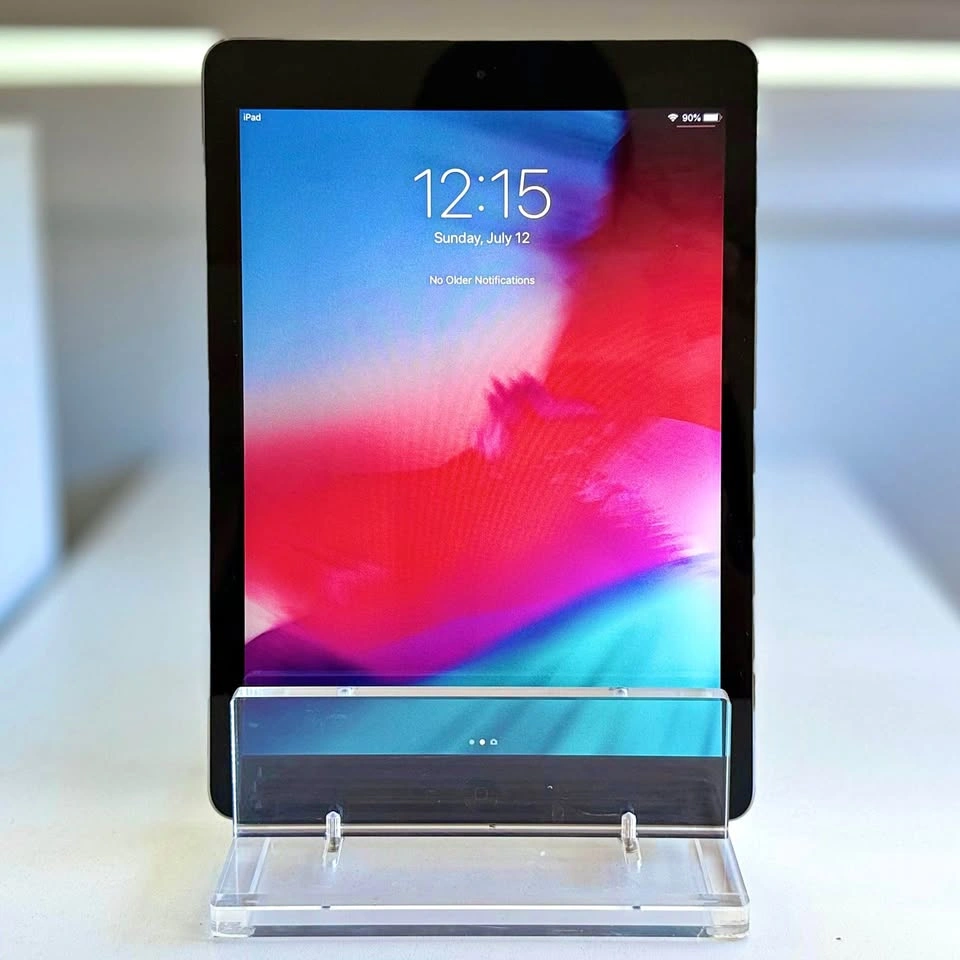Apple iPad Air (32GB / Wi-Fi) - Mint Condition + Magnetic Case