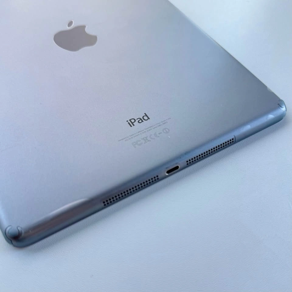 Apple iPad Air (32GB / Wi-Fi) - Mint Condition + Magnetic Case - photo 4