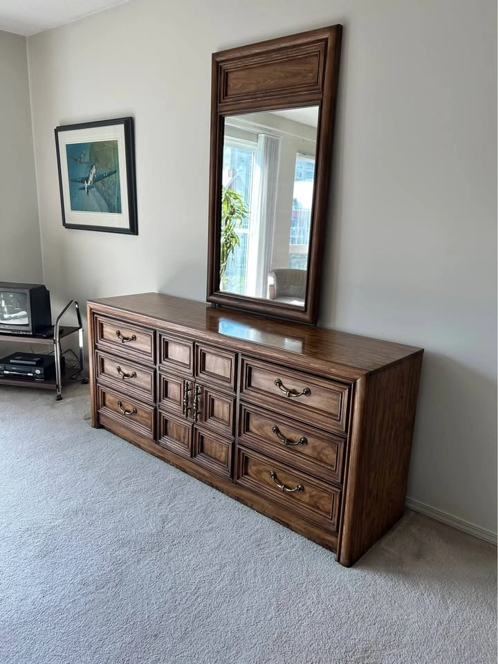 Estate sale: solid wood Armstrong bedroom suite - photo 5