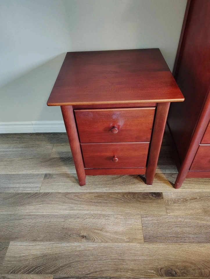 Solid Wood Dresser and Matching Side Tables (Near mint condition - photo 3
