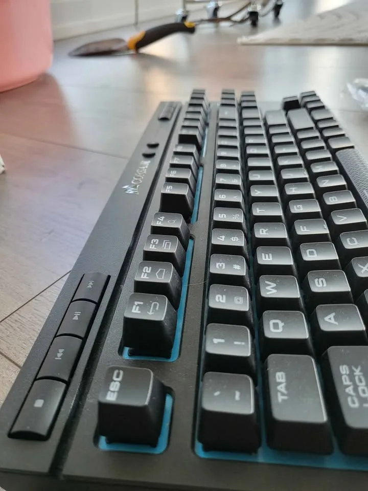 Corsair K63 Wireless Mechanical Gaming Keyboard image indicator(3)