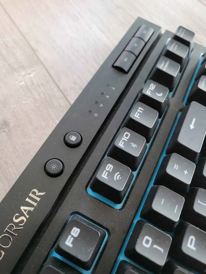 Corsair K63 Wireless Mechanical Gaming Keyboard image indicator(4)