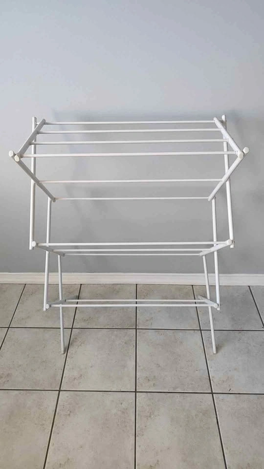 Foldable clothes hanger