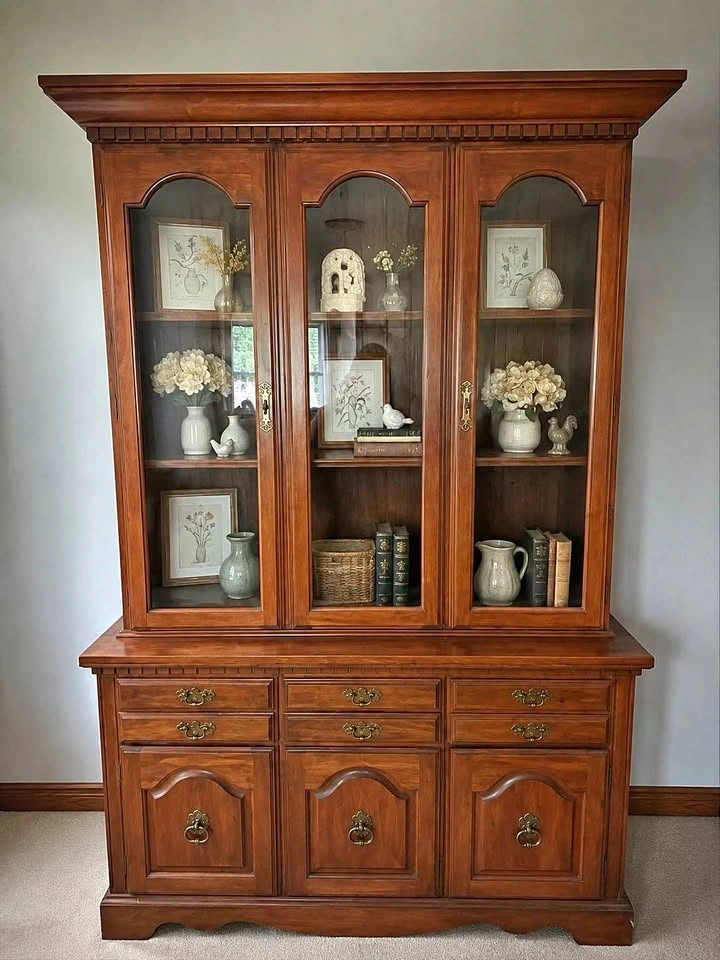 Wood China Cabinet / Hutch
