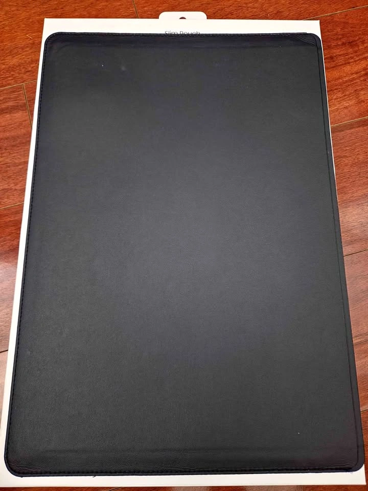 Samsung Slim Vegan Leather Pouch for Laptops
