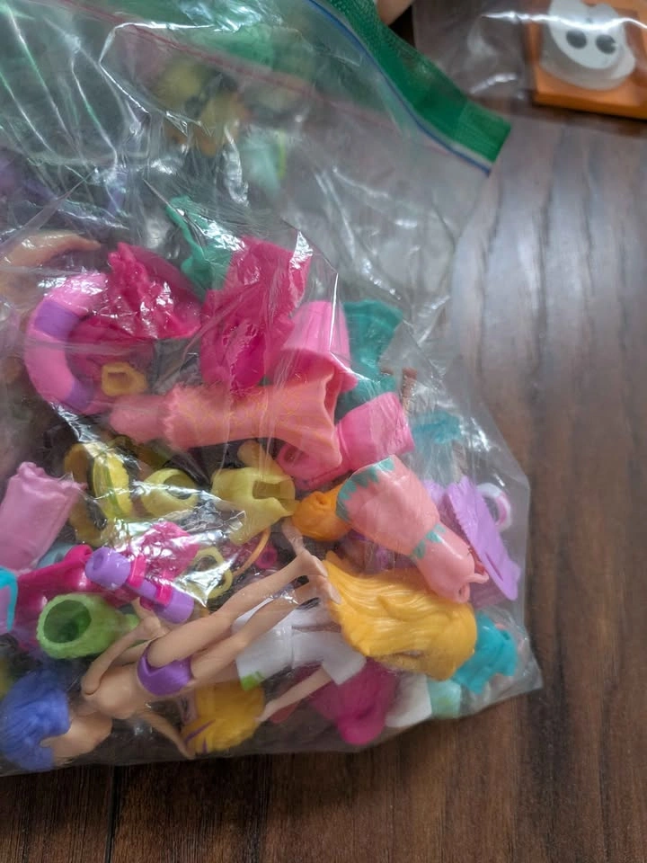 Multiple bags of mini toys figures - photo 3