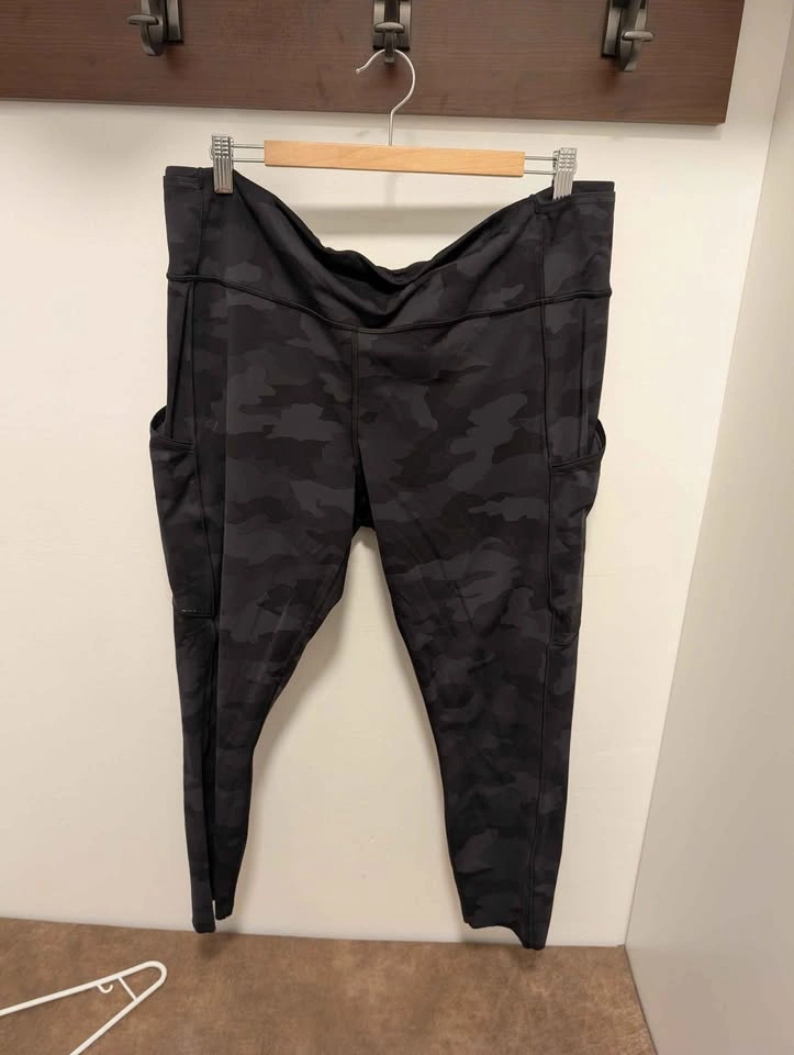 Lululemon - Capris - Black Grey Army - Size 18 - photo 3