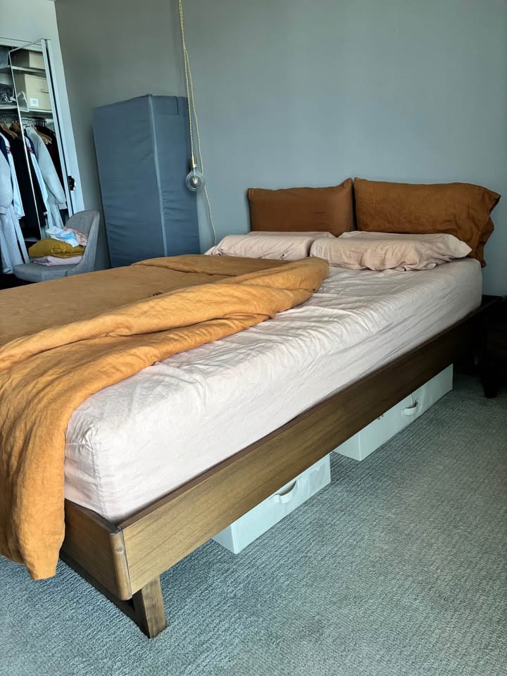 Walnut MCM Queen Sized Platform Bedframe - photo 3