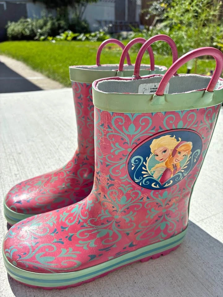 Frozen themed rain boots for girls – lightly used