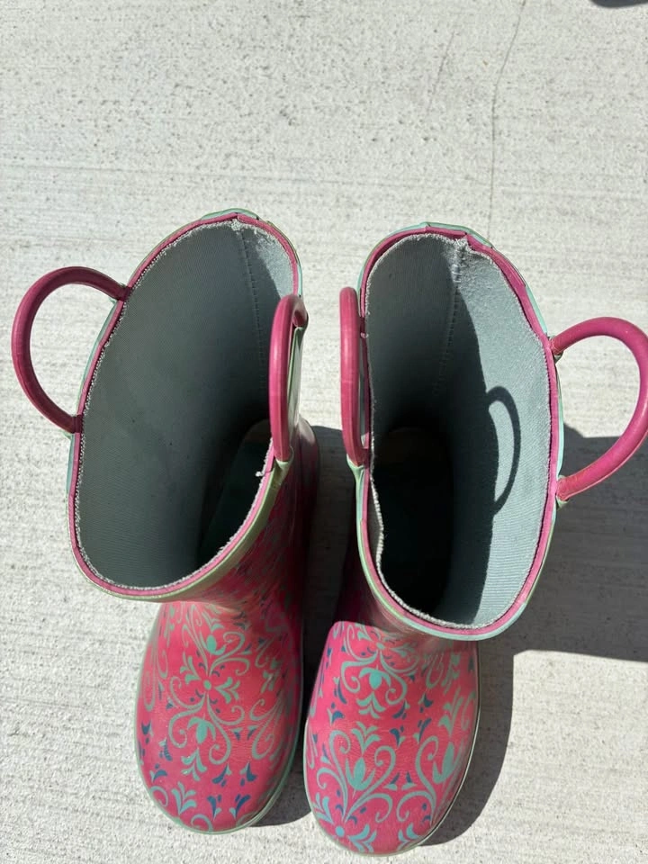 Frozen themed rain boots for girls – lightly used - photo 4