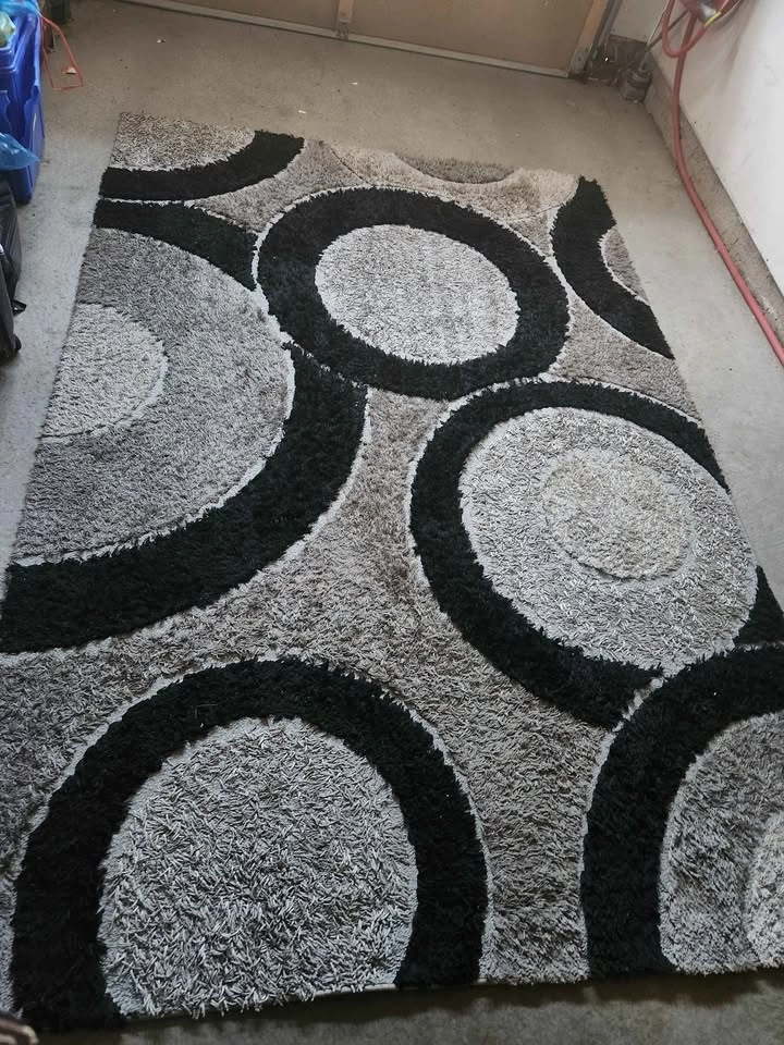 Black and grey area rug - photo 3