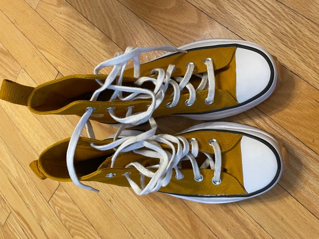 100% Like New Converse Chuck Taylor shoes