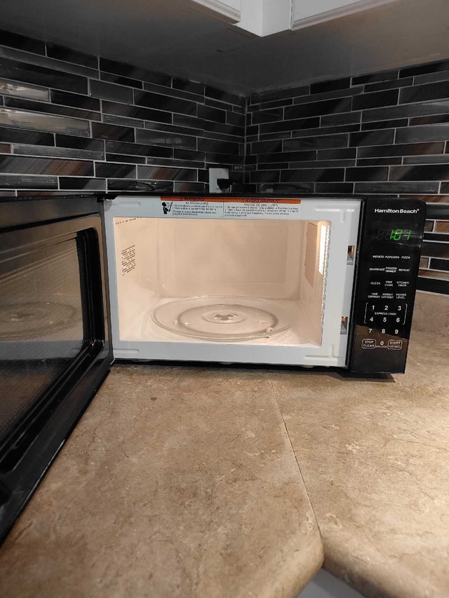 Hamilton Beach Microwave - photo 2