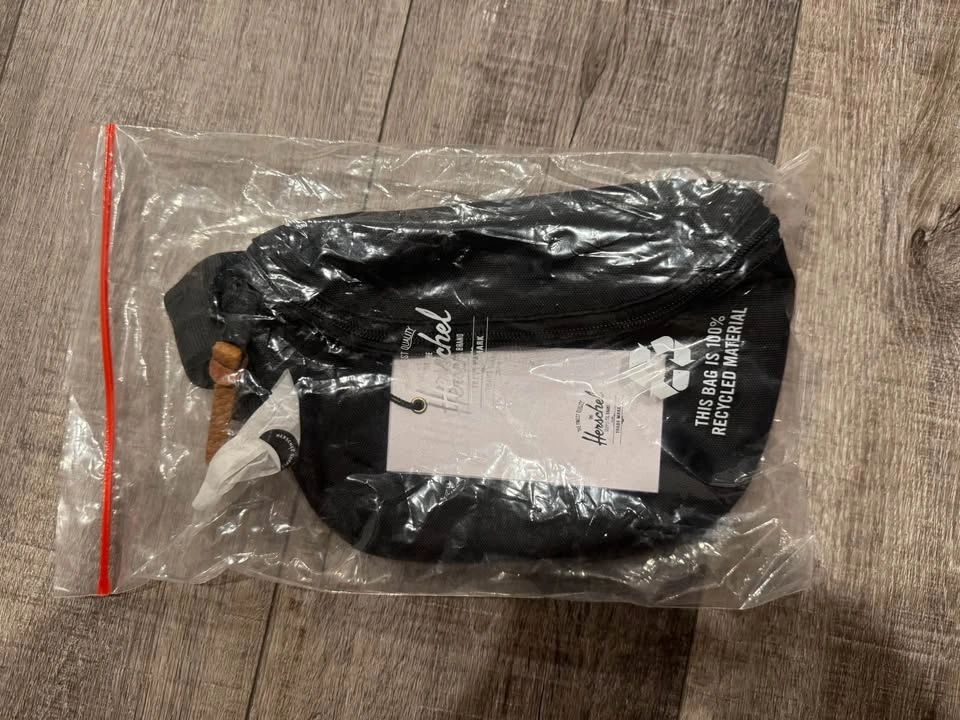 NEW Herschel Fourteen 1L Black Hip Pack Crossbody Bag - photo 2