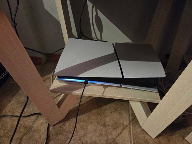 PS 5 w/ controller, headset, gaming screen, UFC 5 - photo 2