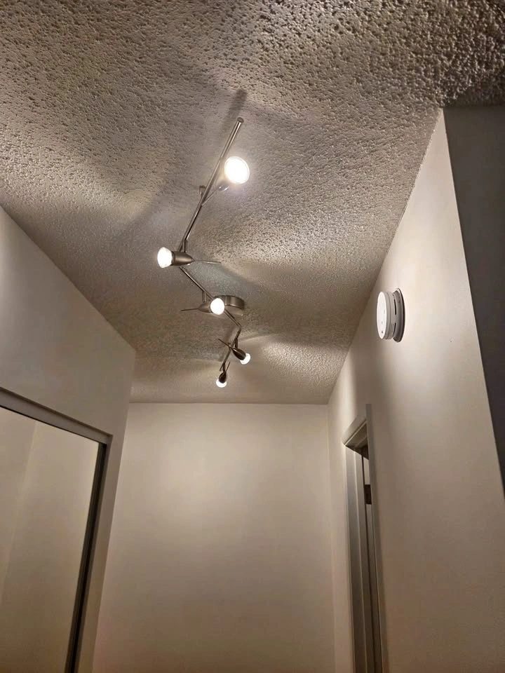 4 different ceiling rack spotlights