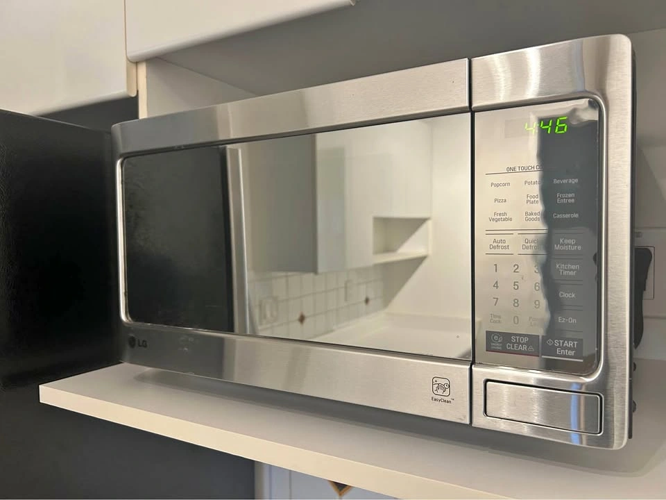 LG 1.1 cu. ft. Countertop Microwave Oven with Moisture Keeper