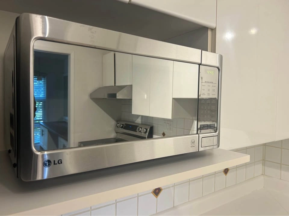 LG 1.1 cu. ft. Countertop Microwave Oven with Moisture Keeper - photo 2