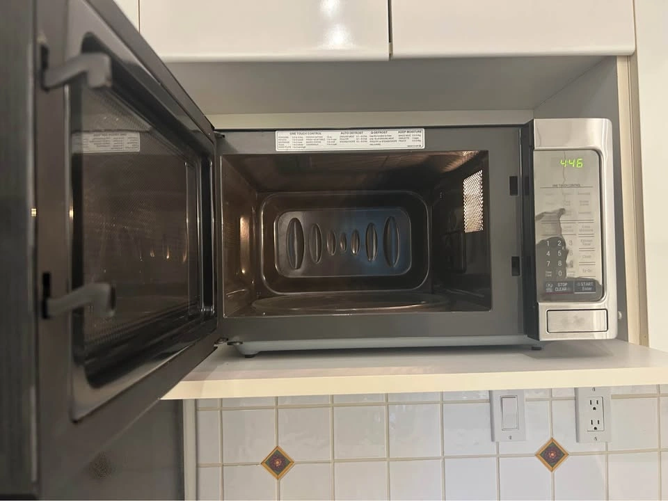 LG 1.1 cu. ft. Countertop Microwave Oven with Moisture Keeper - photo 3
