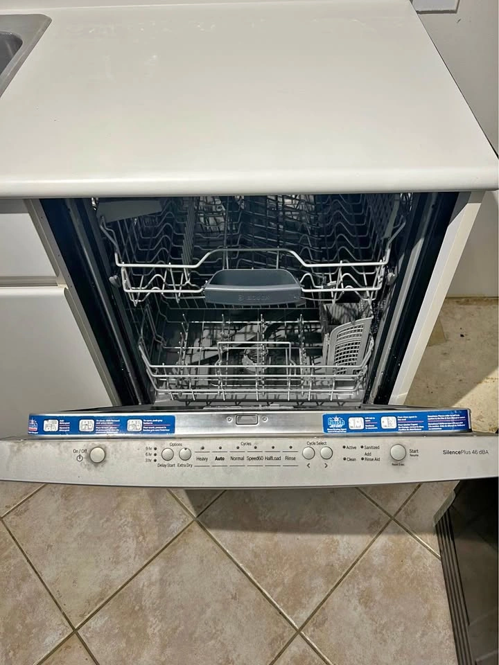 Bosch 300 Series 46 dBA 3-Rack Smart Built-In Dishwasher