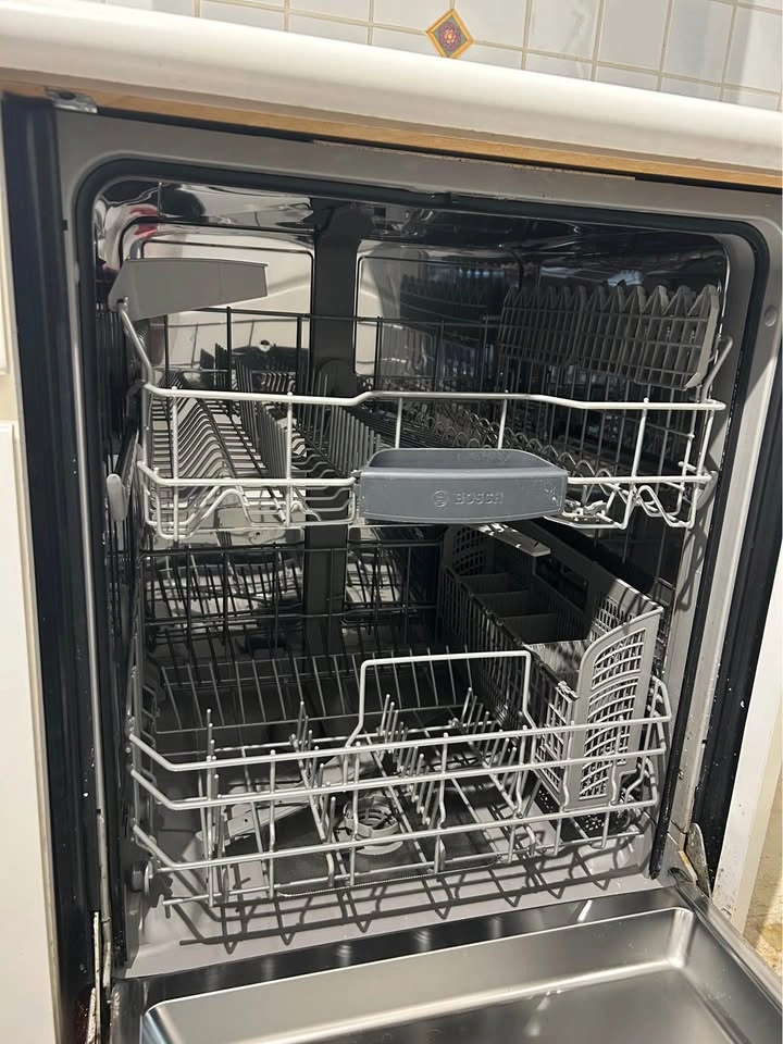 Bosch 300 Series 46 dBA 3-Rack Smart Built-In Dishwasher - photo 3