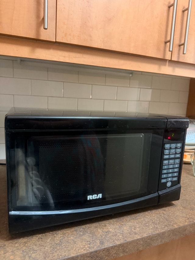 RCA 0.7 Cu. Ft. Microwave – 700W