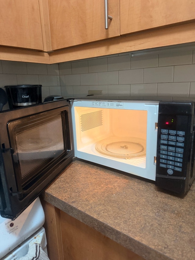 RCA 0.7 Cu. Ft. Microwave – 700W - photo 2