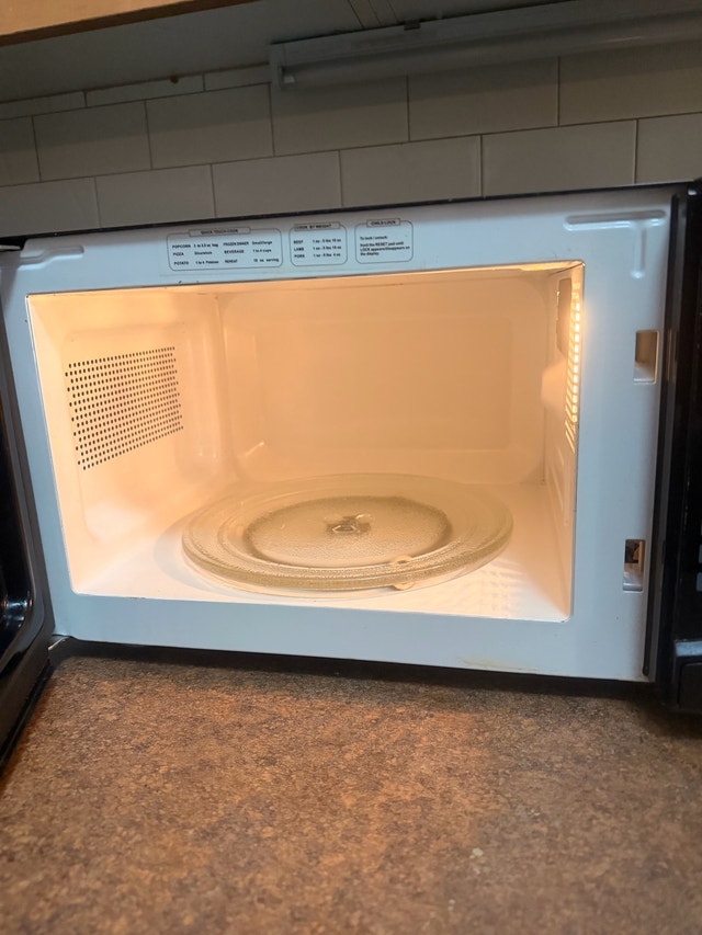RCA 0.7 Cu. Ft. Microwave – 700W - photo 3