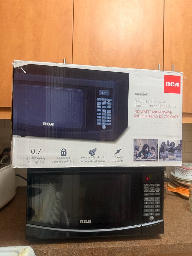 RCA 0.7 Cu. Ft. Microwave – 700W - photo 4