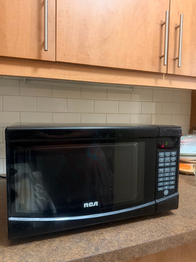 RCA 0.7 Cu. Ft. Microwave – 700W - photo 5
