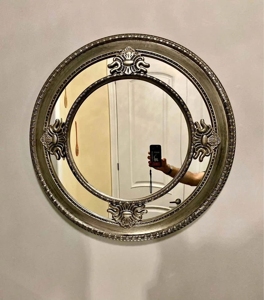 Versailles round mirror in Silver finish