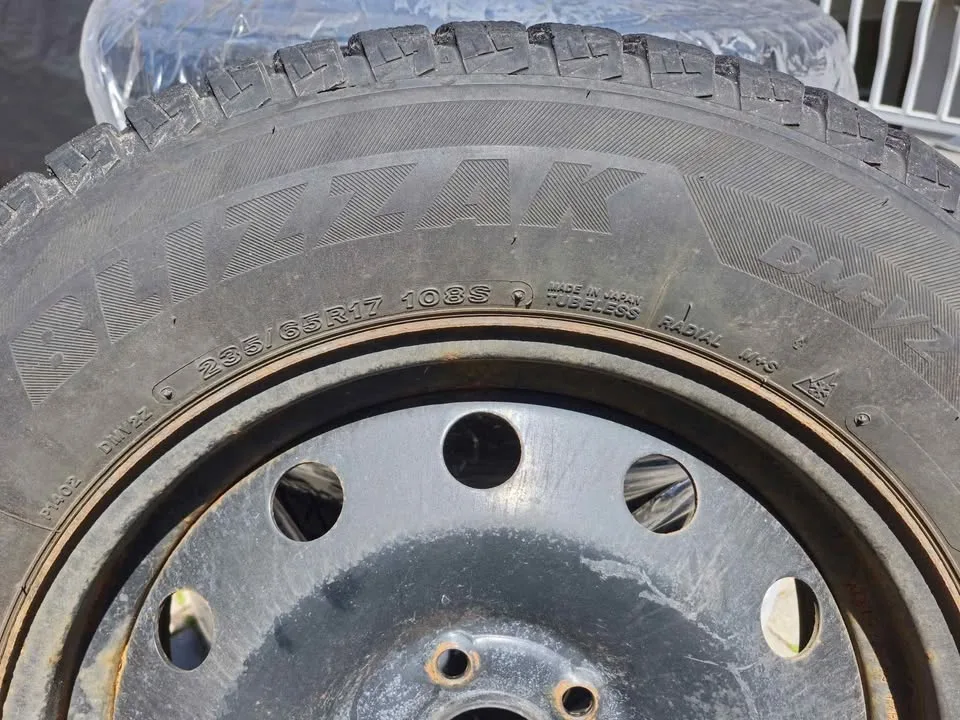 Winter Tires - Bridgestone Blizzak DM-V2 (235/65R17) image indicator(6)