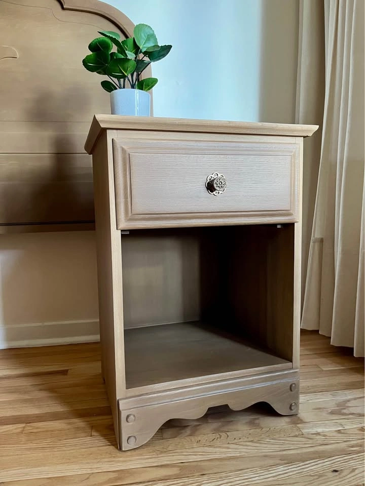 Vintage Solid Wood Krug Nightstand / Accent Table - photo 3