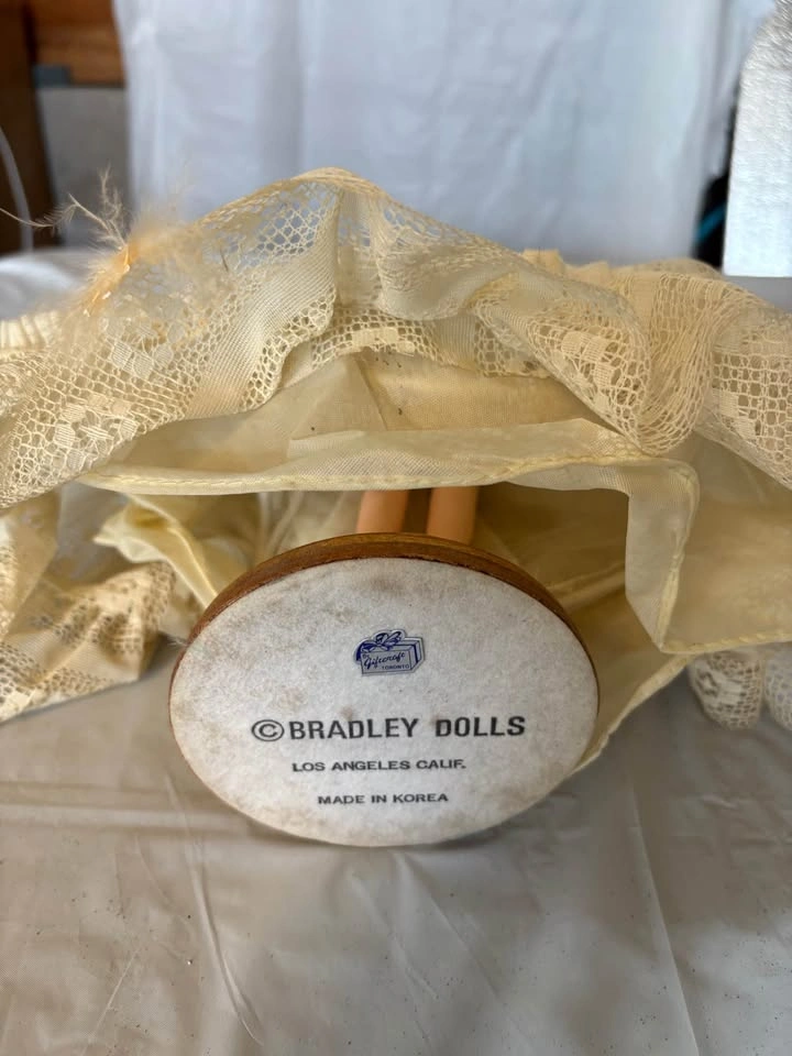 Vintage 70s Bradley Doll Cream Lace Southern Belle Big Eye Bonne - photo 2